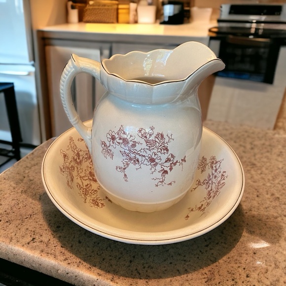 Beautiful antique pitcher and wash basin set. - Picture 3 of 13